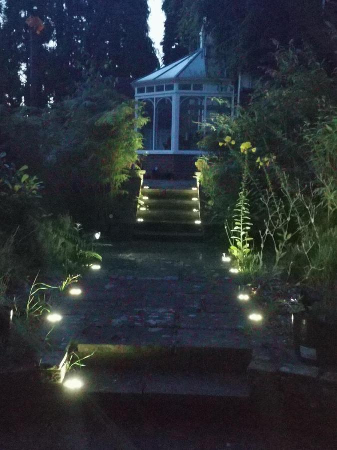 Peaceful Retreat Hideaway Surrey Lejlighed Esher Eksteriør billede